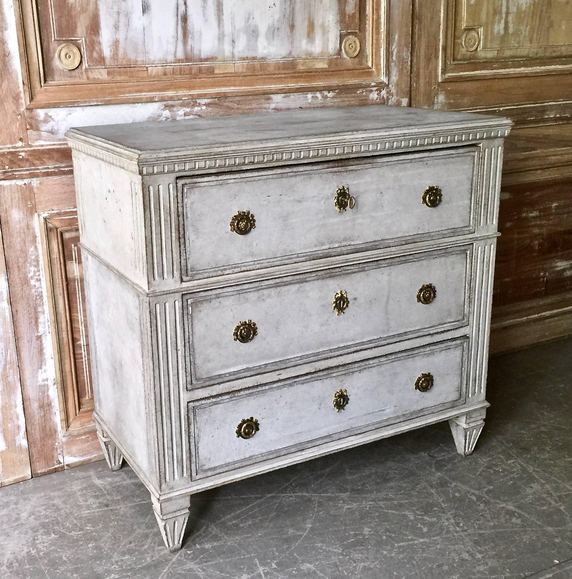 Late Gustavian period chest of drawers with panelled drawer fronts, top with dental trim under reeded corner posts and classical tapered feet. Very classical Swedish piece in newer pale blue color. Sweden, circa 1820
More than ever, we selected the