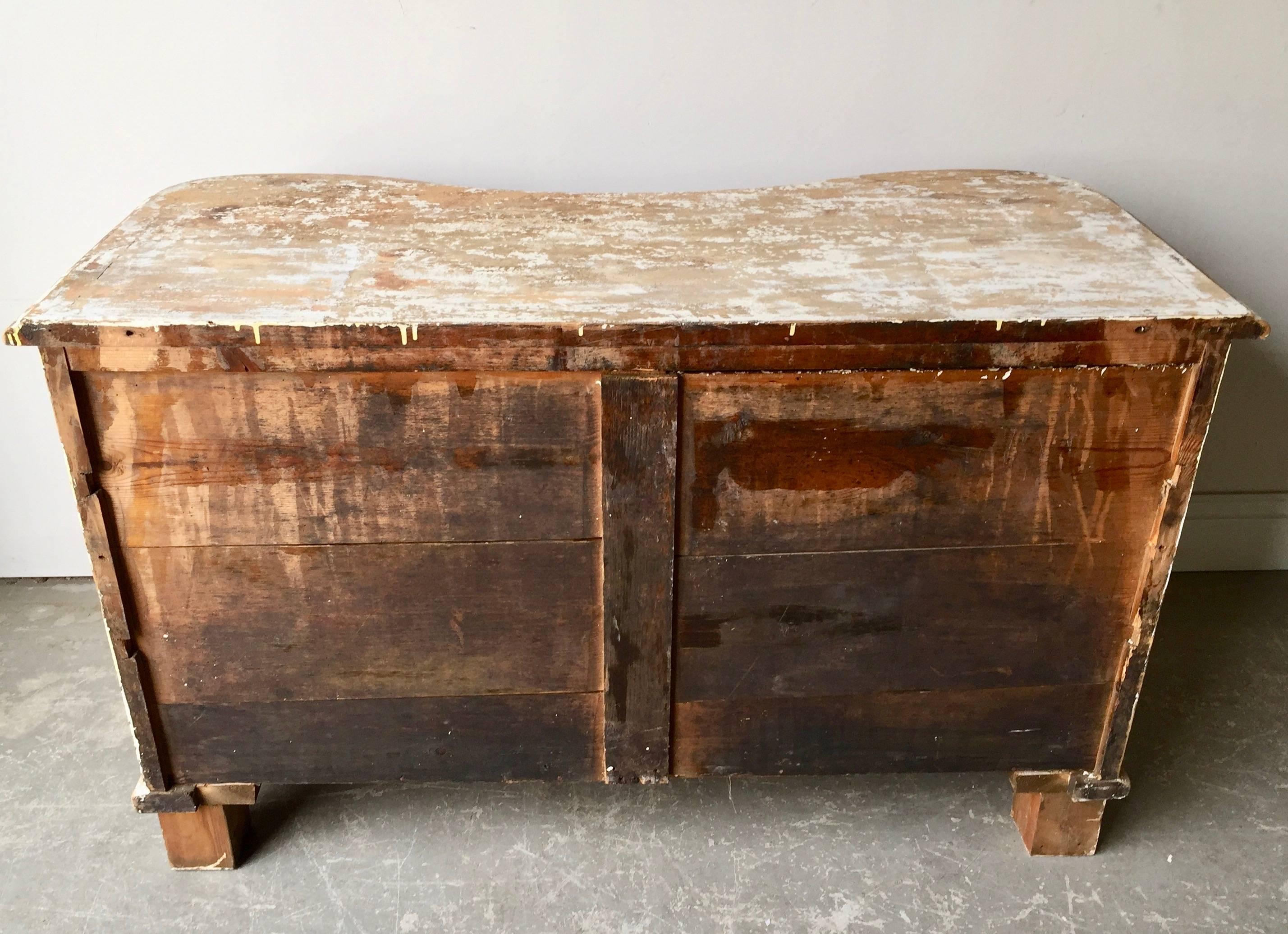18th Century Serpentine Front Chest of Drawers 2