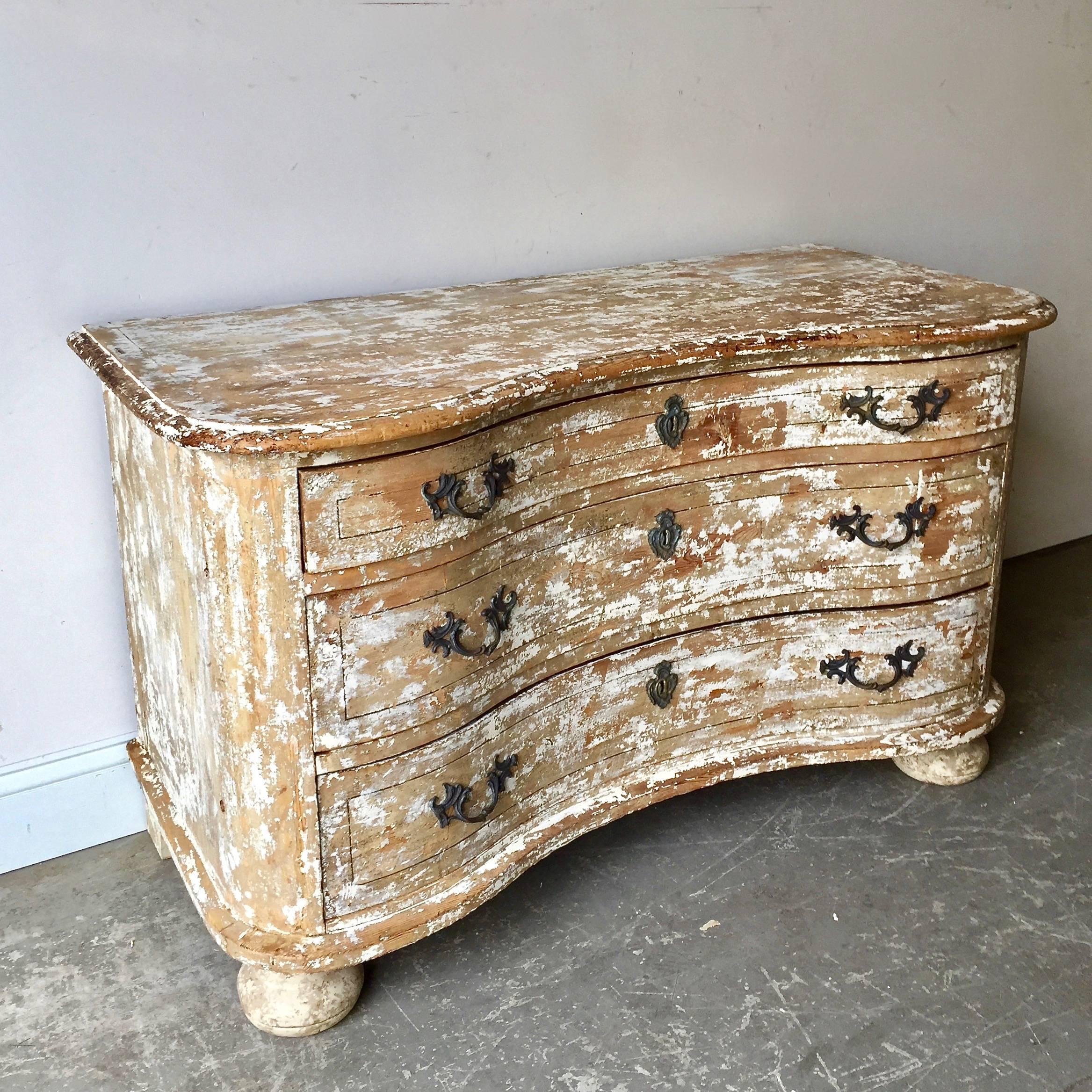 18th century low chest of drawers from late Baroque period in richly carved curvaceous serpentine drawer fronts, with handsome bronze hardwares and shaped top and ball feet ... all in super time worn patina!
Alsace, France.
Here are few examples …
