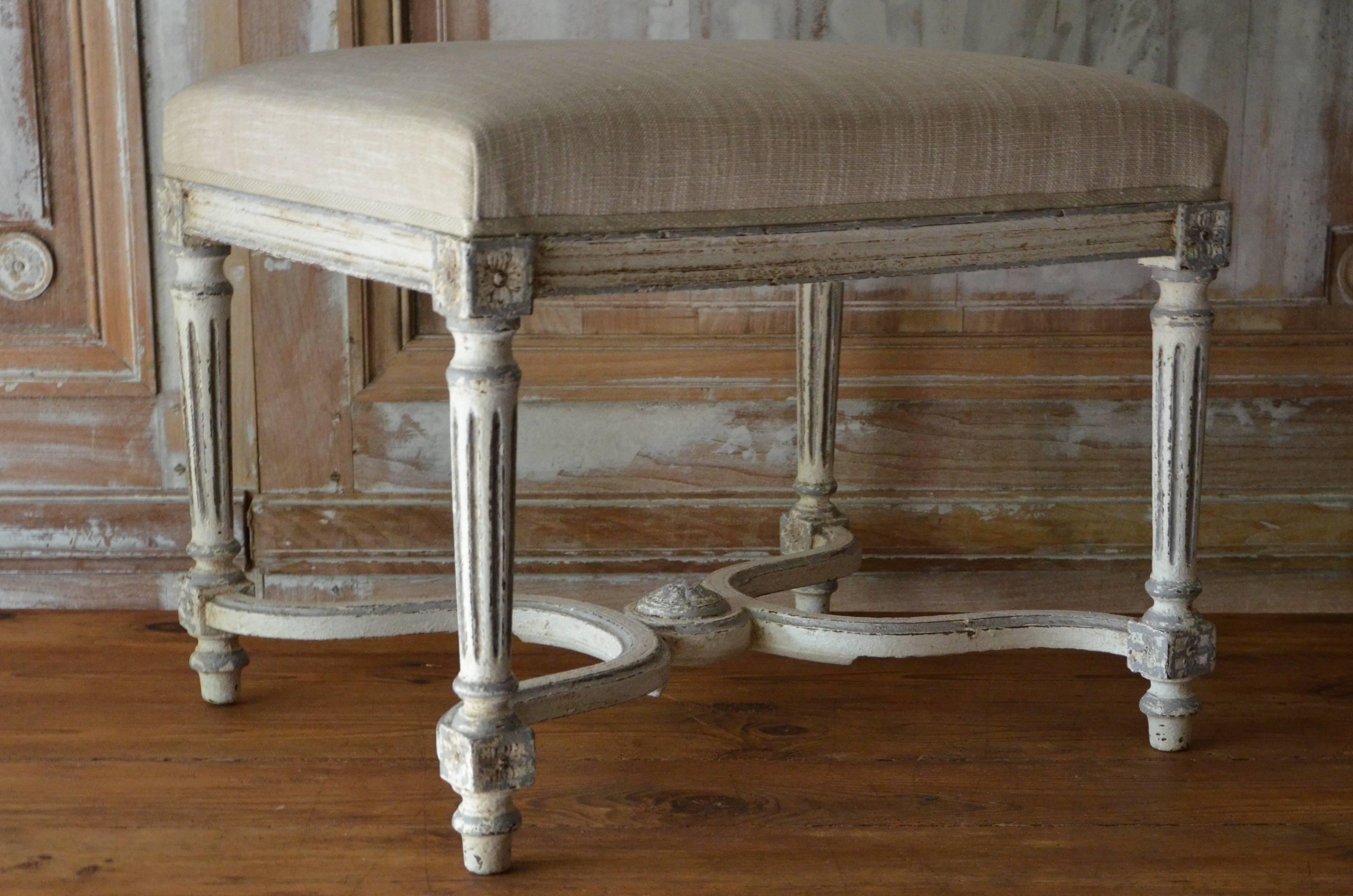 A small painted bench in Louis XVI style, with legs conical flutings and joining dies decorated with a classical daisy motifs and joined with double x-curved stretchers. Upholstered in linen.
France circa 1900
Condition: Excellent