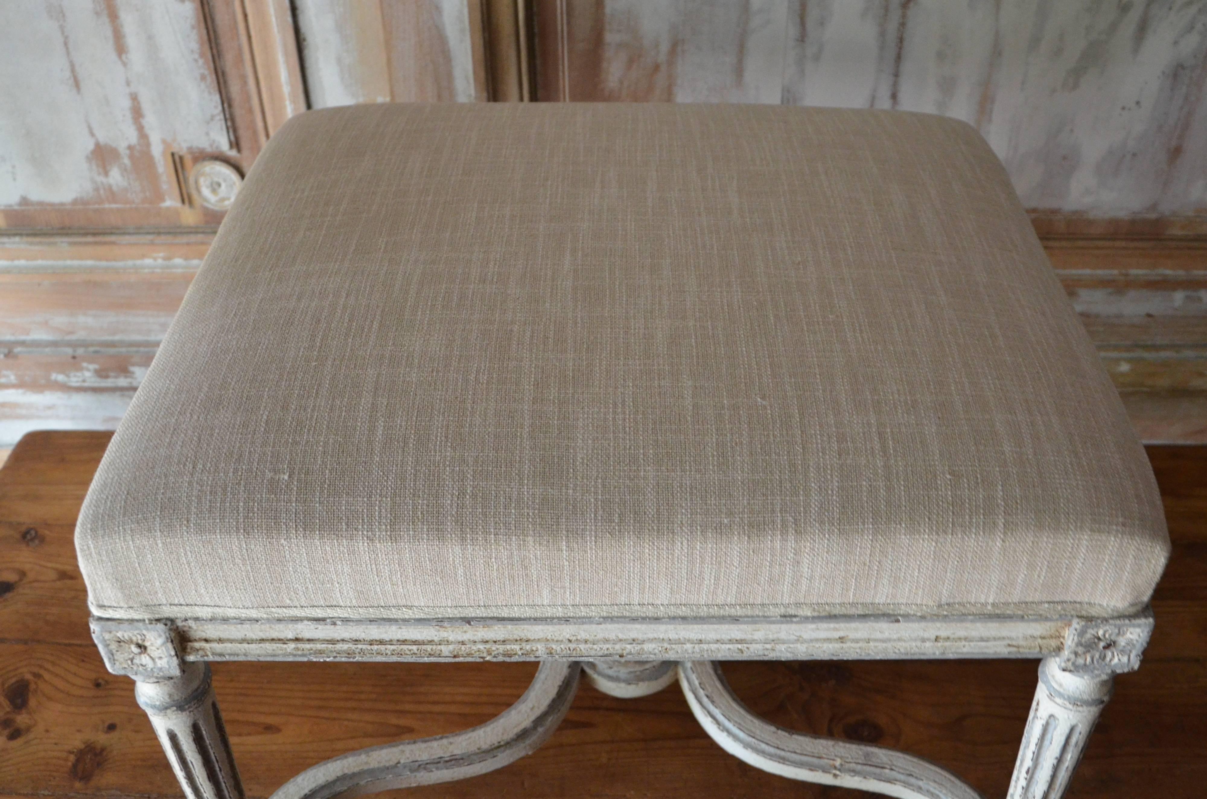 French LXVI Style Small Bench In Excellent Condition In Charleston, SC