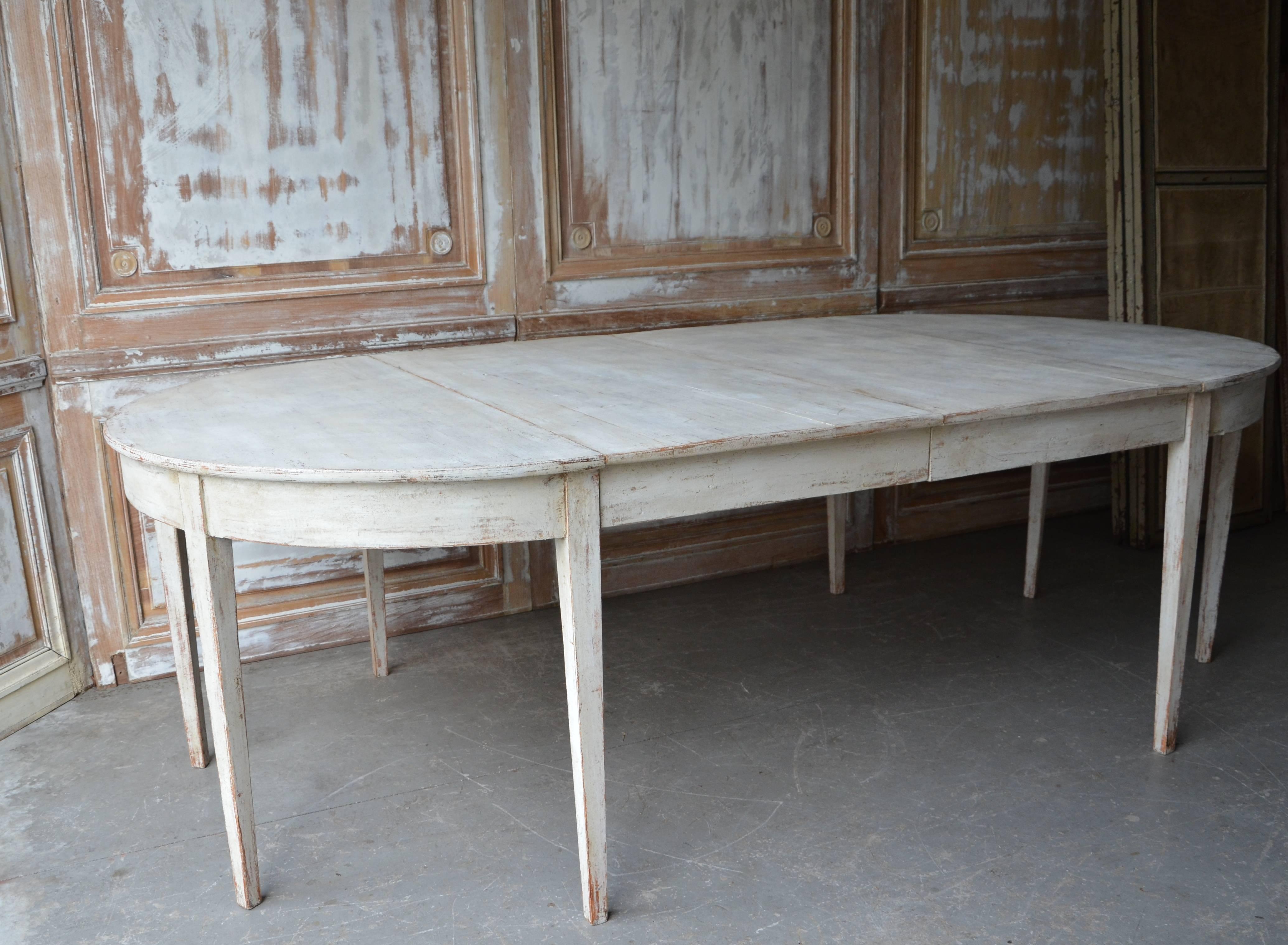 Early 19th century painted Gustavian period extending table with two original leaves and tapered legs.
A practical piece that can be used as round table or extended with one or two leaves up to 97