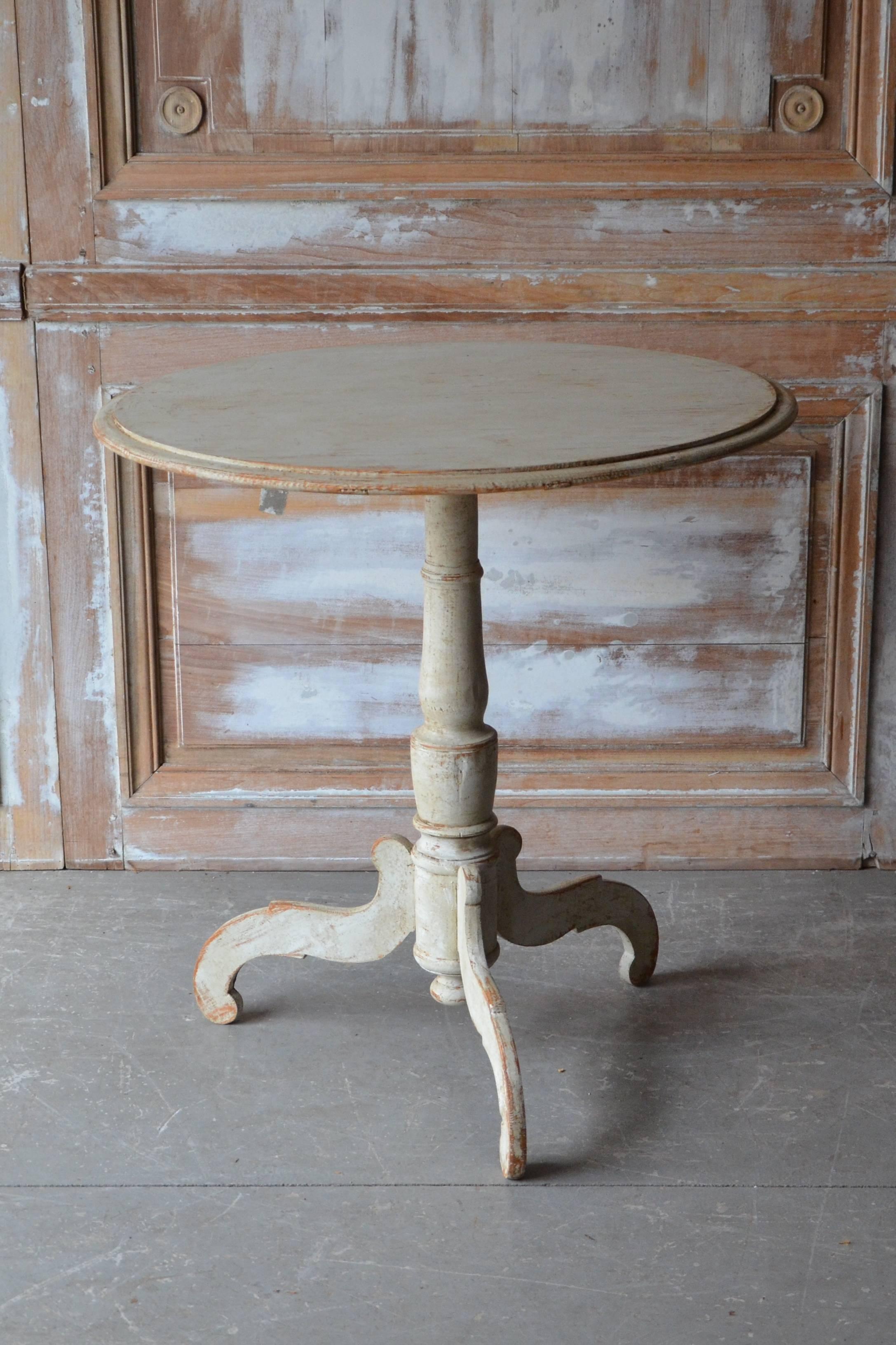 19th century Swedish tilt-top pedestal table with turned base supported by beautifully carved legs, 
Sweden, circa 1830-1840.
 