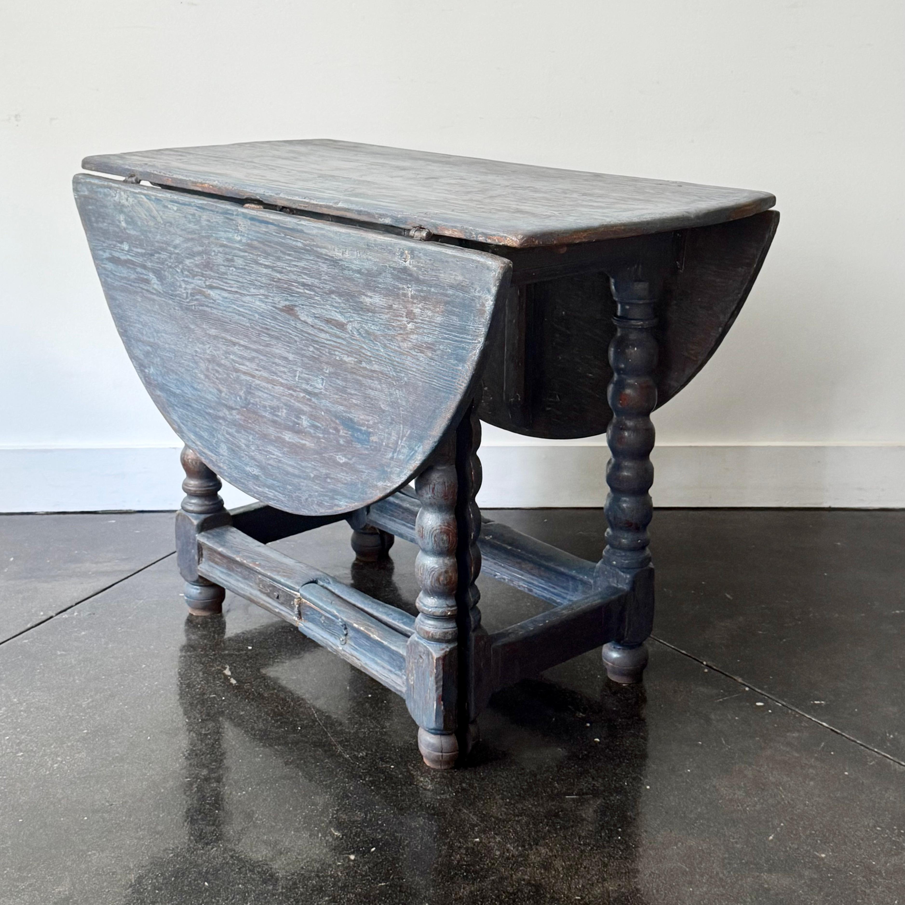 18th Century Swedish Baroque Drop Leaf Table In Good Condition For Sale In Charleston, SC
