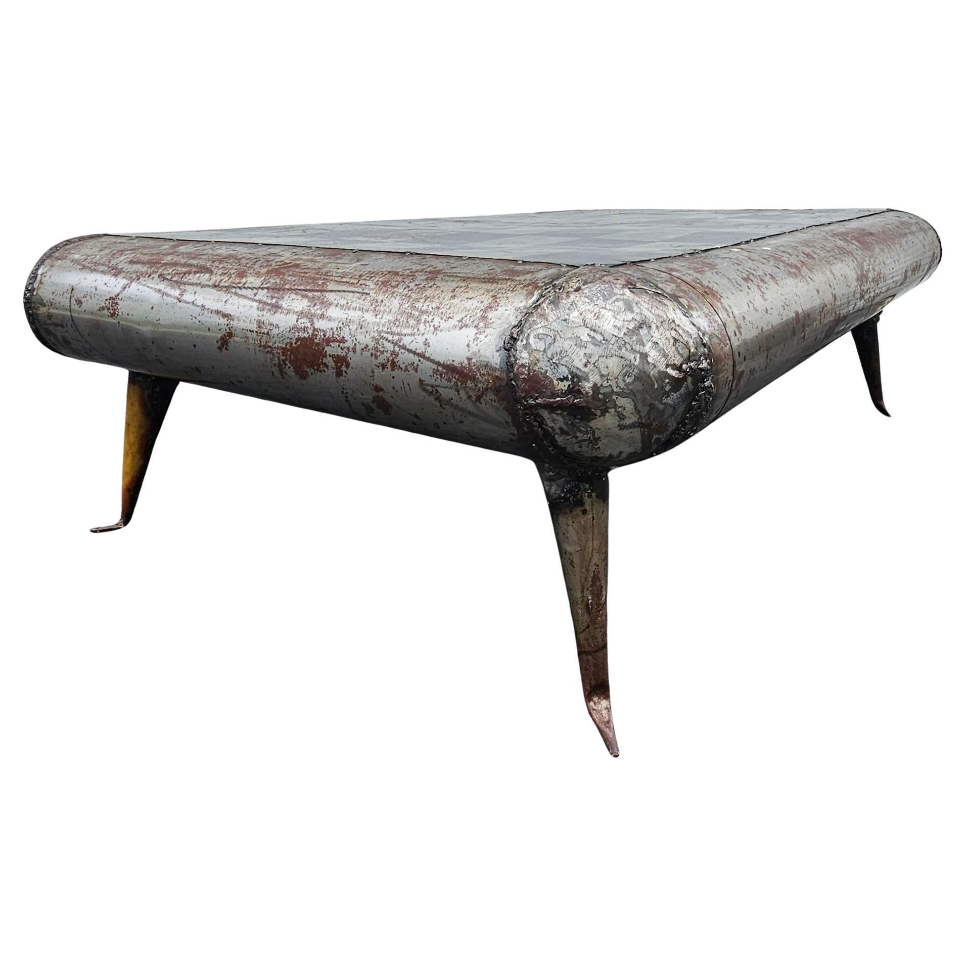 Table basse Chess par Hamed Ouattara

Cette étonnante table basse en forme d'échecs, fabriquée au début du XXIe siècle à partir de canettes de pétrole mises au rebut, illustre l'esprit d'innovation de Hamed Ouattara, artiste et designer
