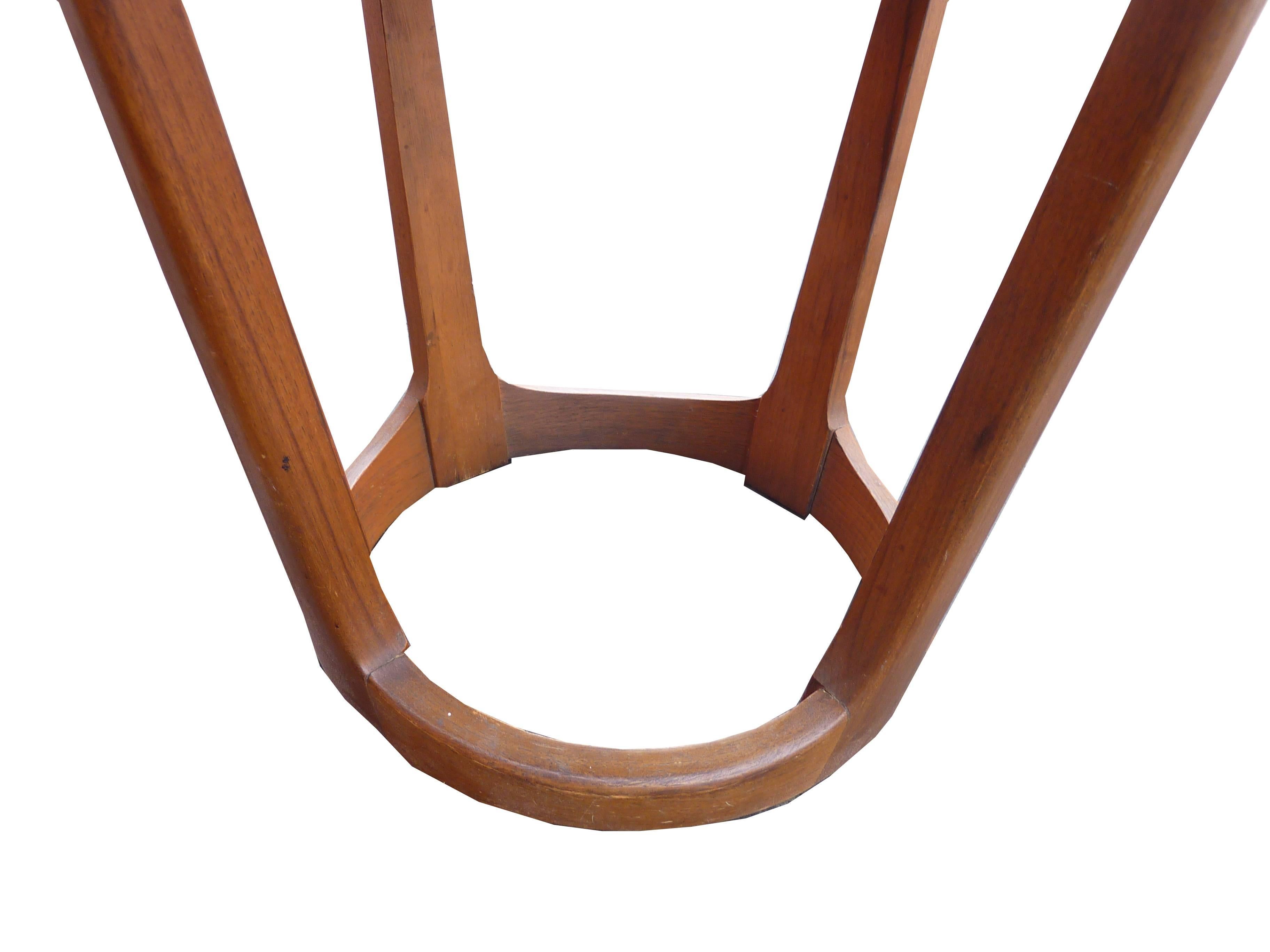 A beautiful and unique round lane side table in walnut, with a quarter grain top, and tapered legs with open bottom by Lane, circa 1965. 

Height 16