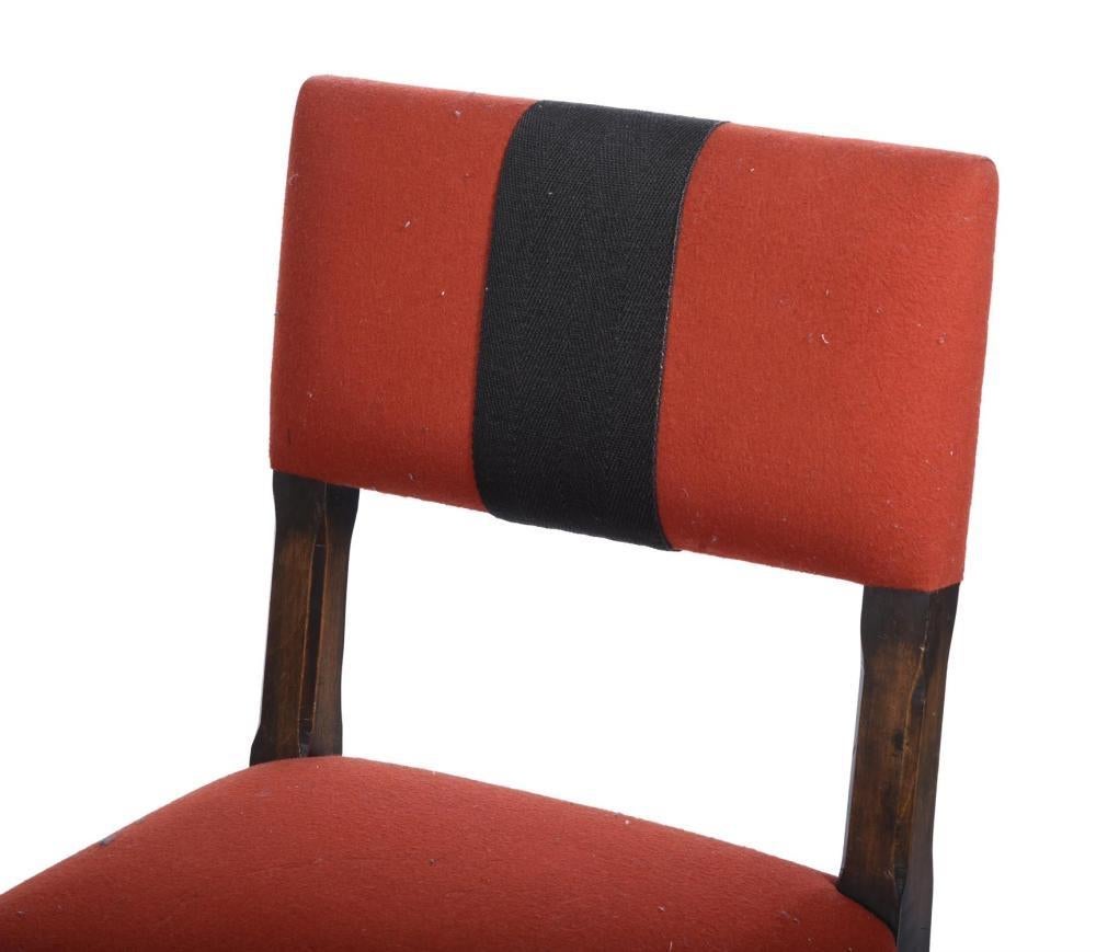 20ième siècle Ensemble de 3 chaises d'appoint en bois dur et baize rouge, par Anouska Hempel en vente