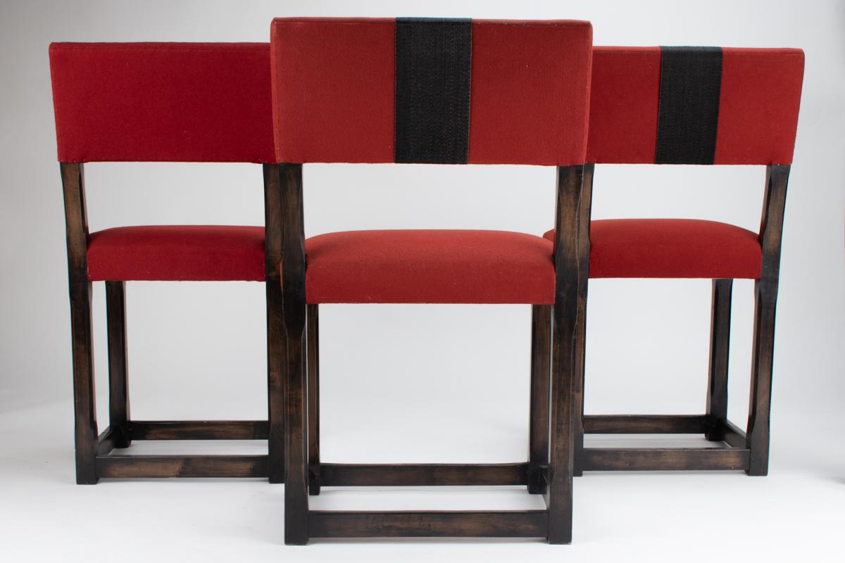 Feutrine Ensemble de 3 chaises d'appoint en bois dur et baize rouge, par Anouska Hempel en vente