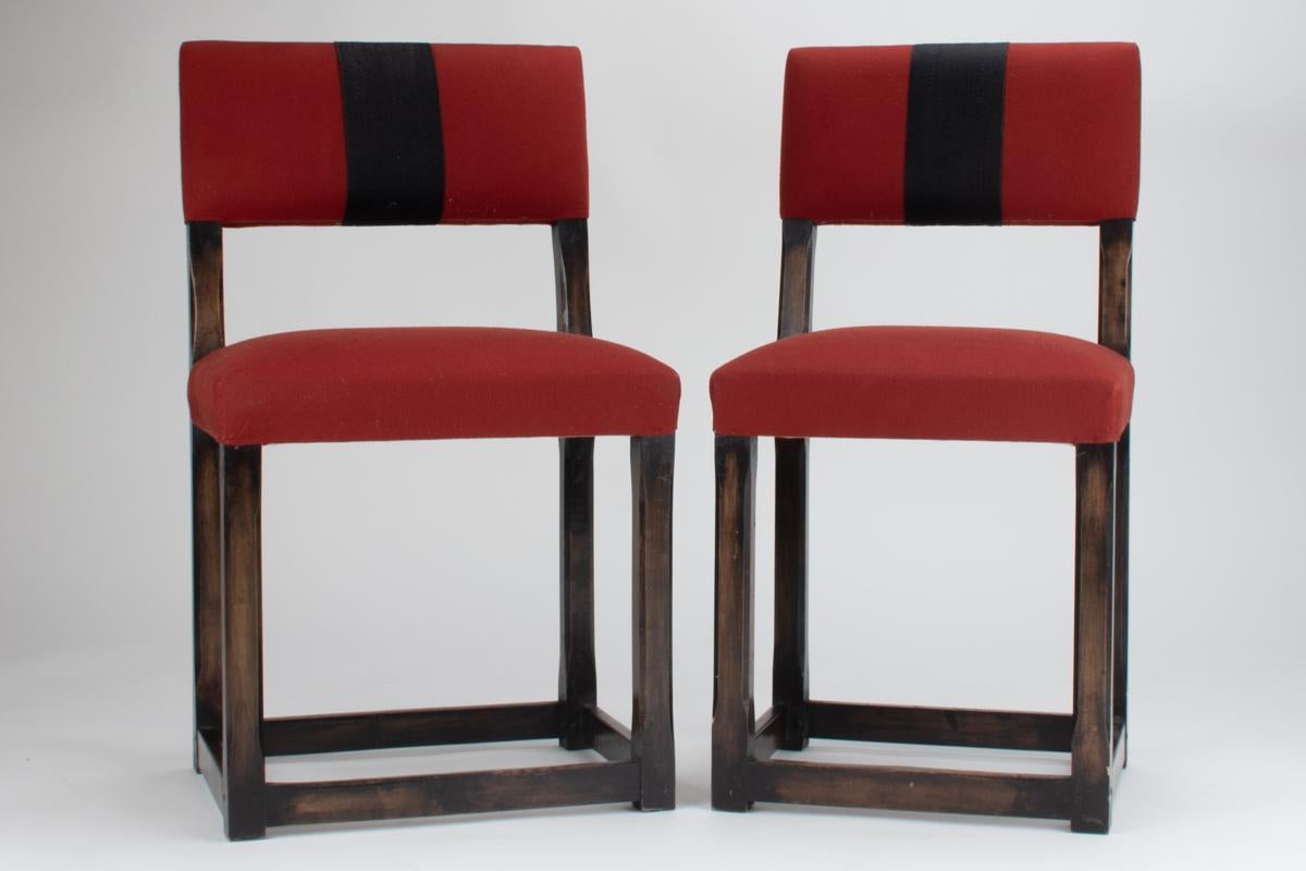 Ensemble de 3 chaises d'appoint en bois dur et baize rouge, par Anouska Hempel en vente 1