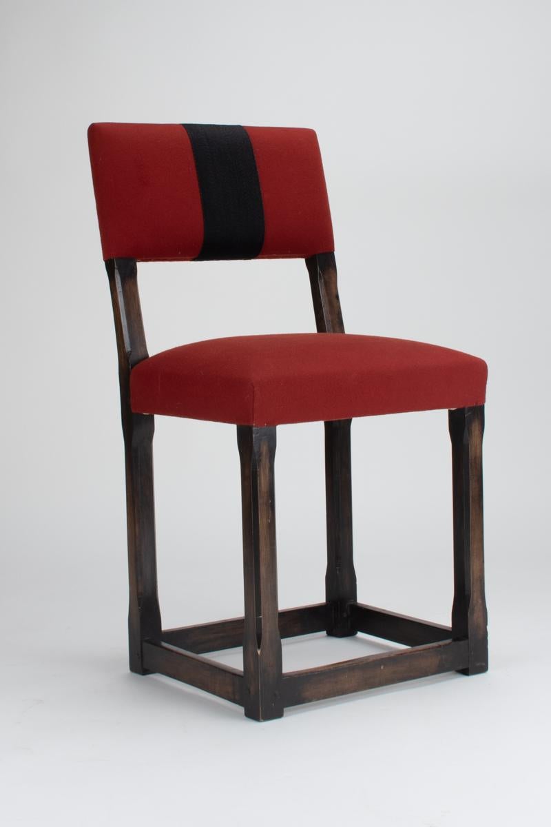 Ensemble de 3 chaises d'appoint en bois dur et baize rouge, par Anouska Hempel en vente 3