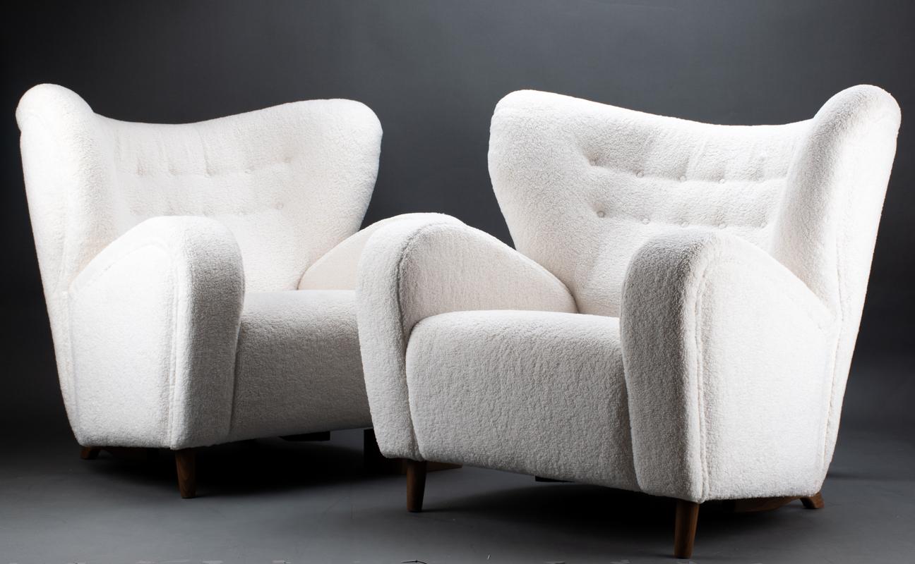 Questa coppia di poltrone scandinave degli anni '50 incarna l'essenza del design nordico di metà secolo, combinando eleganza, comfort e artigianalità. Con una larghezza generosa di 96 cm (37,8 pollici), una profondità di 93 cm (36,6 pollici) e