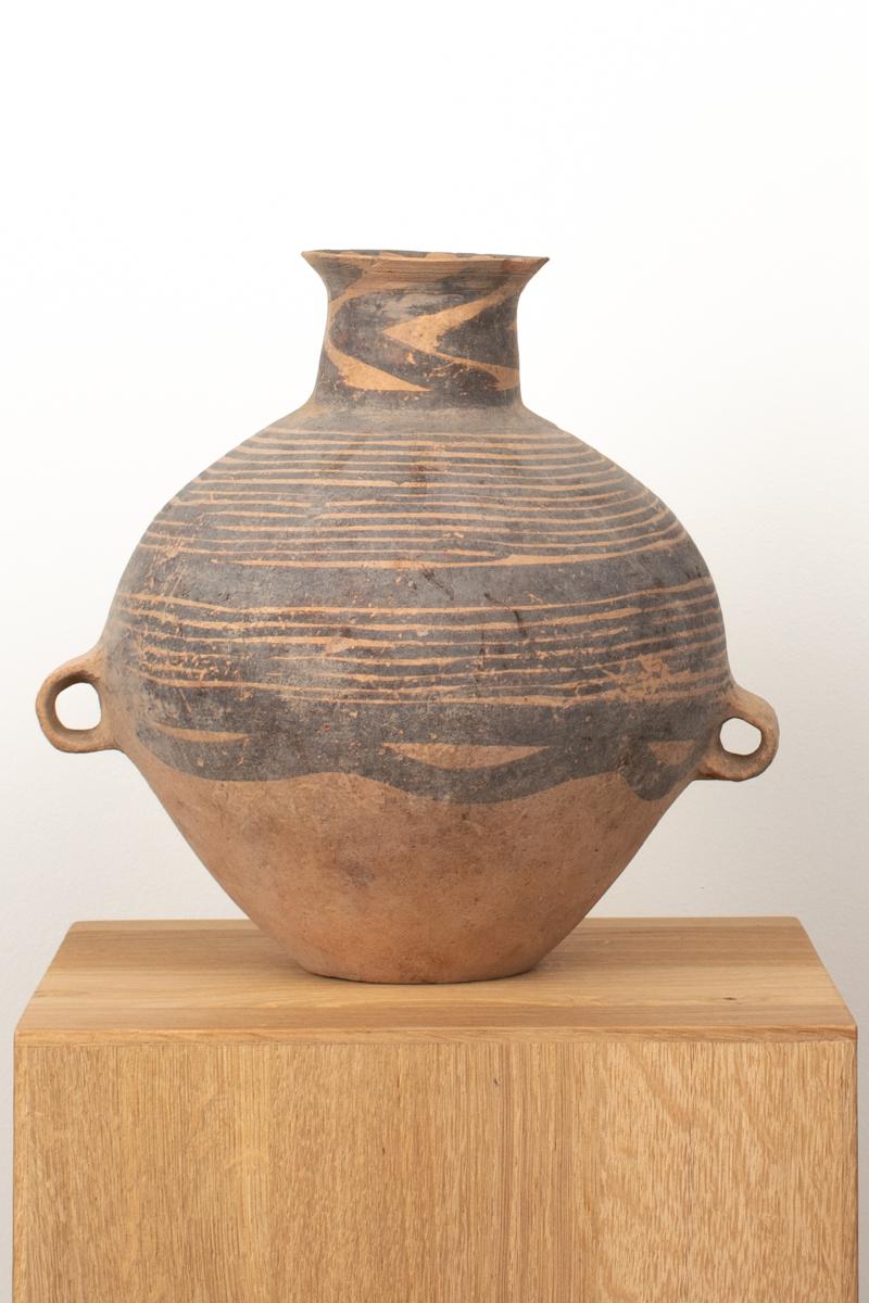 Vaso portaoggetti in terracotta cinese neolitico a forma di rana
Cina, III millennio a.C.
Esempio straordinario di arte ceramica neolitica, questo elegante vaso in terracotta si distingue per il suo grazioso corpo piriforme (a forma di pera) e per
