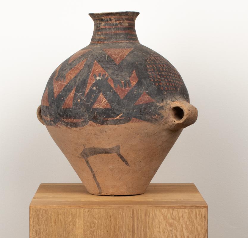 Vaso di terracotta cinese del Neolitico con motivo a rana, III millennio a.C. In condizioni buone in vendita a Bonita Springs, FL