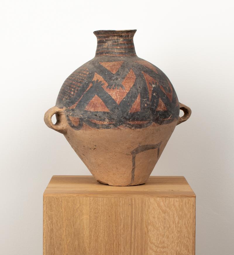 Cinese Vaso di terracotta cinese del Neolitico con motivo a rana, III millennio a.C. in vendita