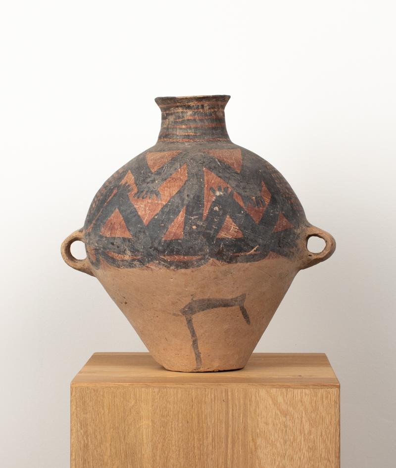 Vaso di terracotta cinese del Neolitico con motivo a rana, III millennio a.C.
Cina, Periodo Neolitico (circa 3000-2000 a.C.)
Un sorprendente vaso in terracotta del Neolitico, che si distingue per la sua forma scultorea e la sua superficie dipinta in