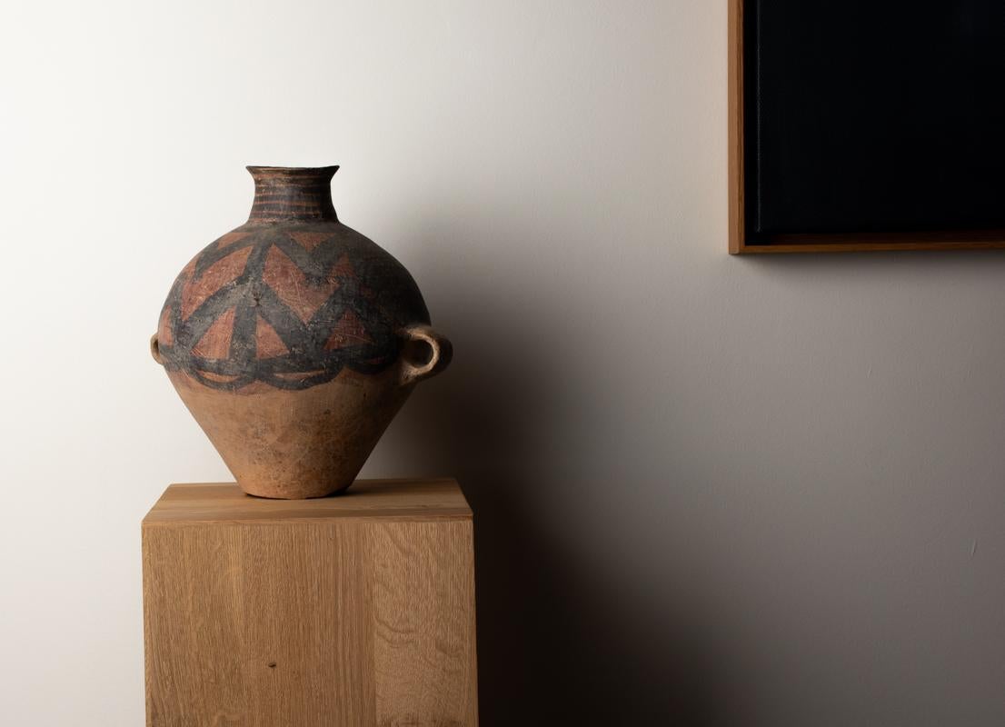 Primitivo Vaso di terracotta cinese del Neolitico con motivo a rana, III millennio a.C. in vendita