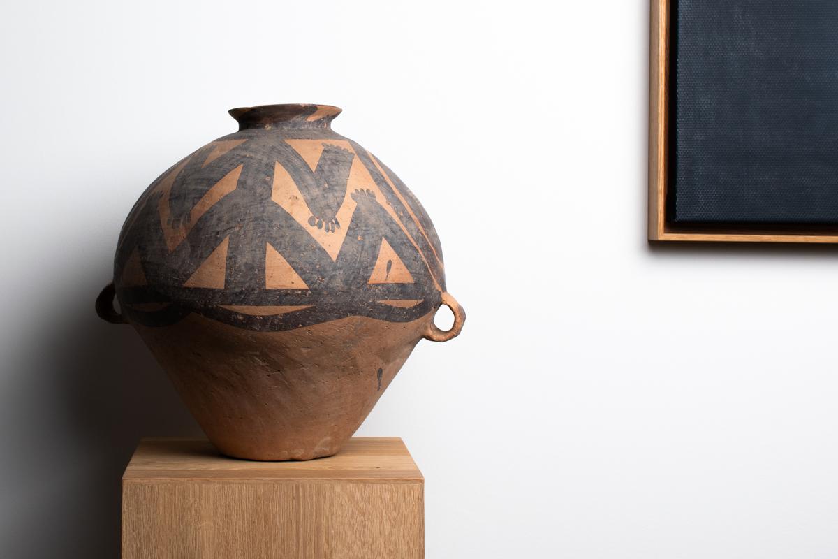 Grande vaso neolitico cinese in terracotta con motivo a rana, 3° millennio a.C.
Cina, Periodo Neolitico (circa 3000-2000 a.C.)
Un eccezionale recipiente di terracotta del Neolitico, notevole sia per l'età che per la sorprendente decorazione