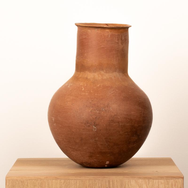 Grande vaso di terracotta Amlash dall'Iran, I millennio a.C.
Un vaso di terracotta finemente proporzionato proveniente dall'antica Amlash, caratterizzato da una silhouette armoniosa e da una calda superficie di terra. Il vaso presenta un corpo