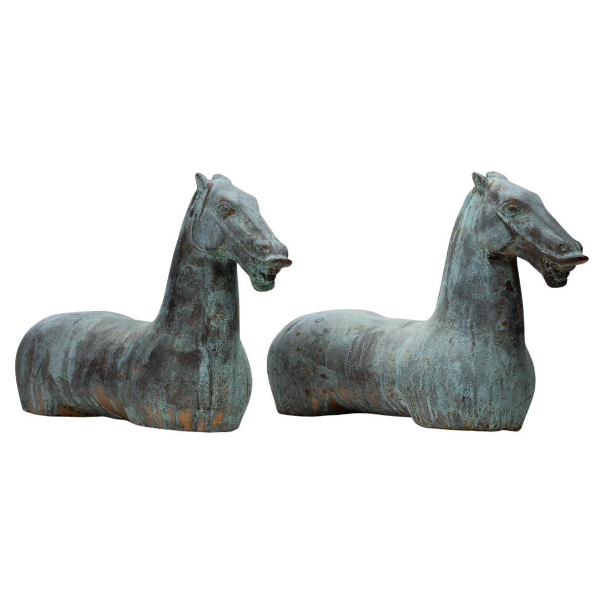 Inconnu Sculptures de chevaux Tang en fonte, en vert-de-gris vieilli sur laiton, sur socles en vente