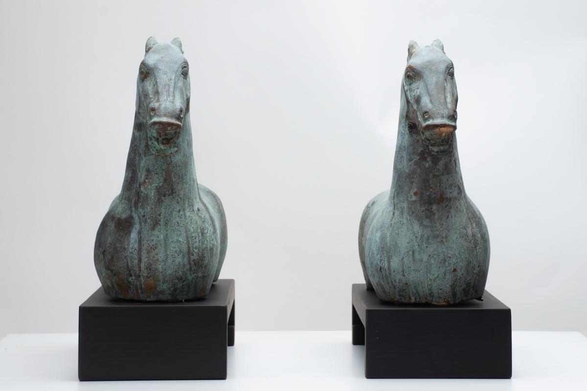 Sculptures de chevaux Tang en fonte, en vert-de-gris vieilli sur laiton, sur socles en vente 1