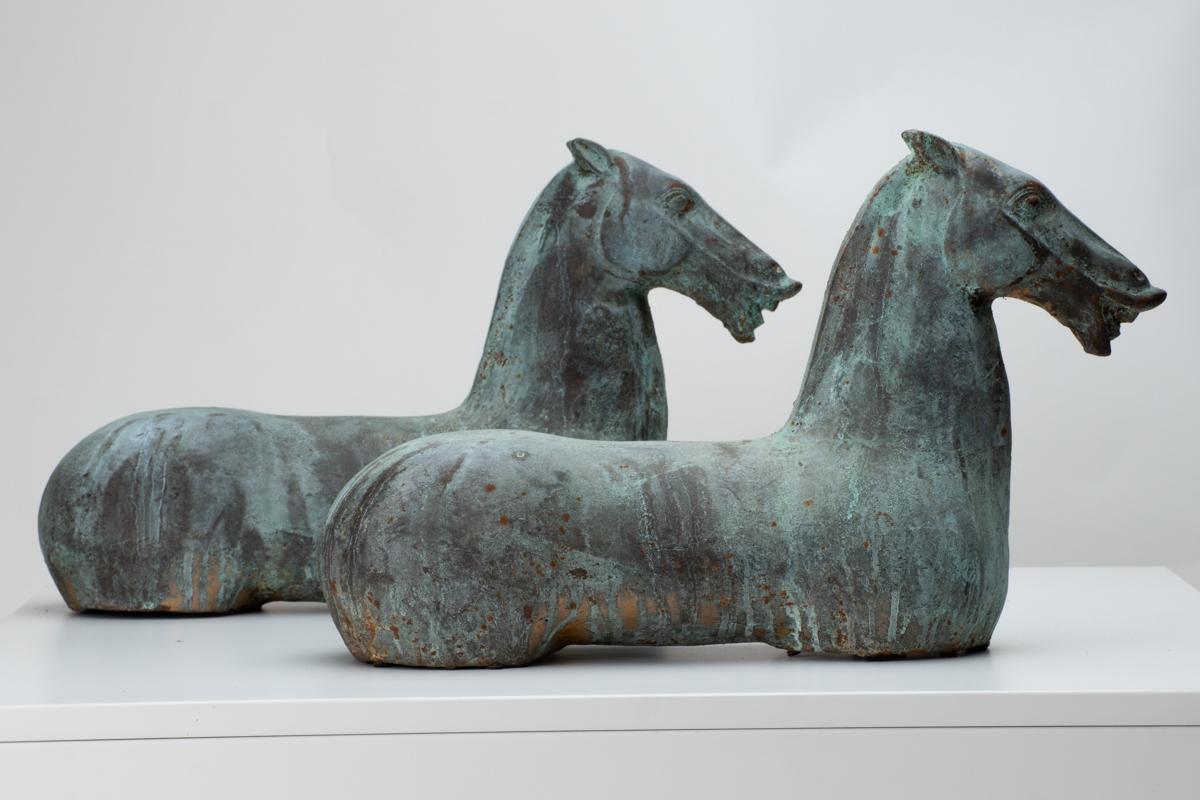 Sculptures de chevaux Tang en fonte, en vert-de-gris vieilli sur laiton, sur socles Bon état - En vente à Bonita Springs, FL