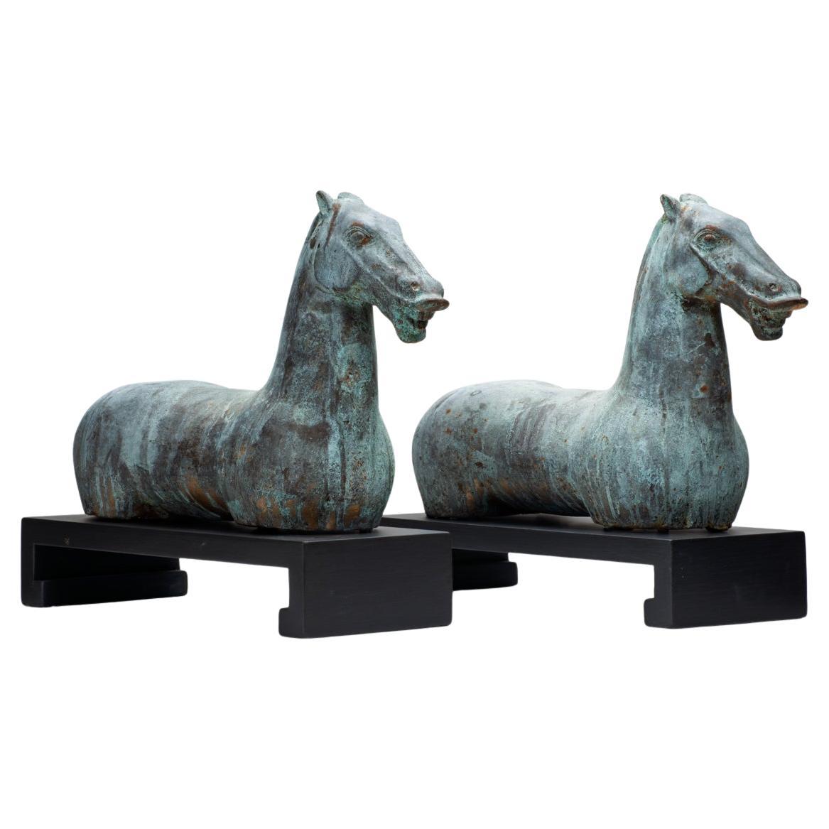 Sculptures de chevaux Tang en fonte, en vert-de-gris vieilli sur laiton, sur socle (paire disponible, mais prix par pièce)

Remarquable sculpture de cheval vintage de style Tang, fabriquée en fonte et recouverte d'une fine couche de laiton, qui a