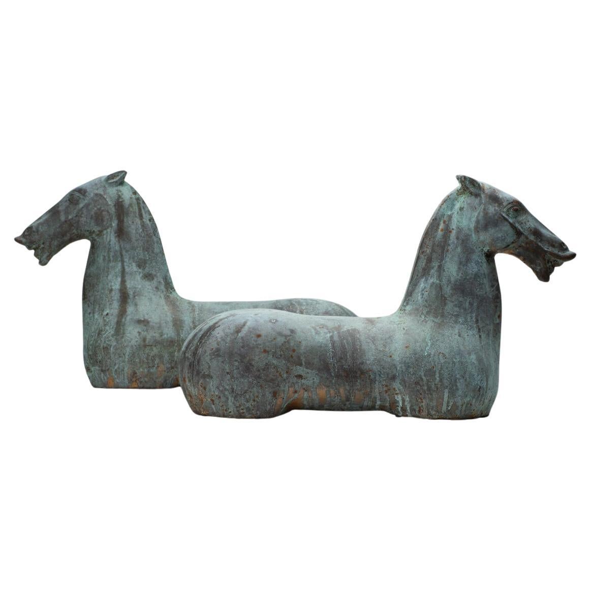 Moulage Sculptures de chevaux Tang en fonte, en vert-de-gris vieilli sur laiton, sur socles en vente