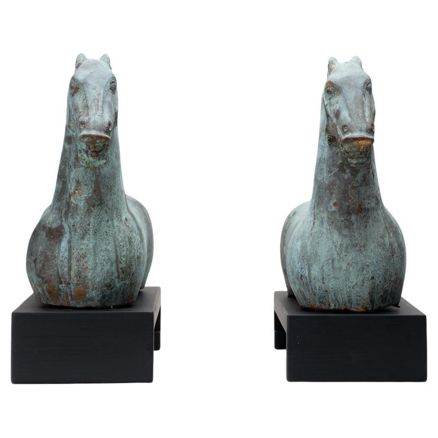 20ième siècle Sculptures de chevaux Tang en fonte, en vert-de-gris vieilli sur laiton, sur socles en vente