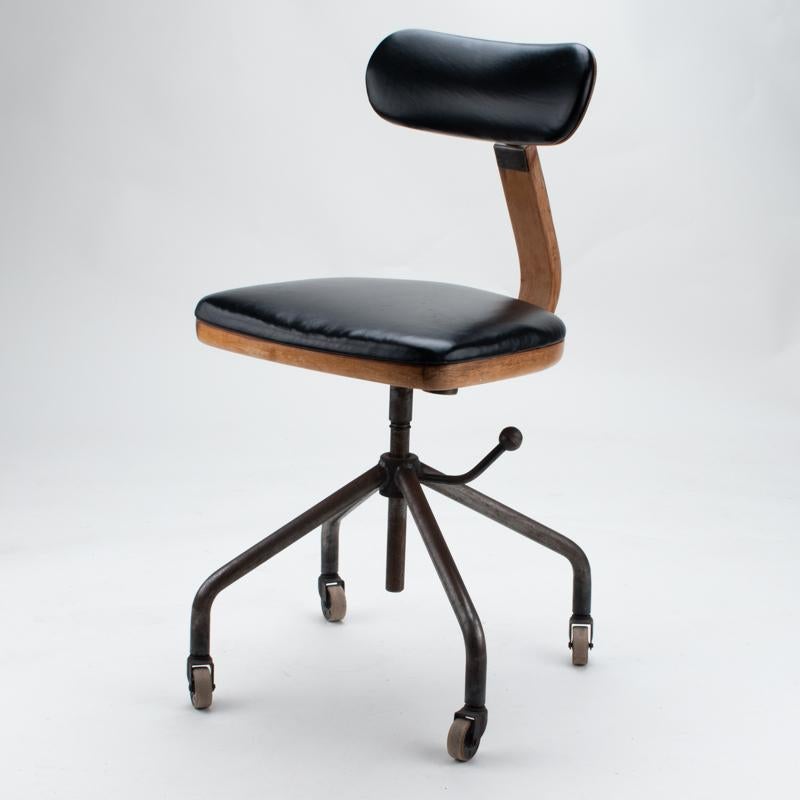 Scrivania Per Hermansen di metà secolo in legno di ciliegio e sedia girevole Fritz Hansen del 1940 In condizioni buone in vendita a Bonita Springs, FL