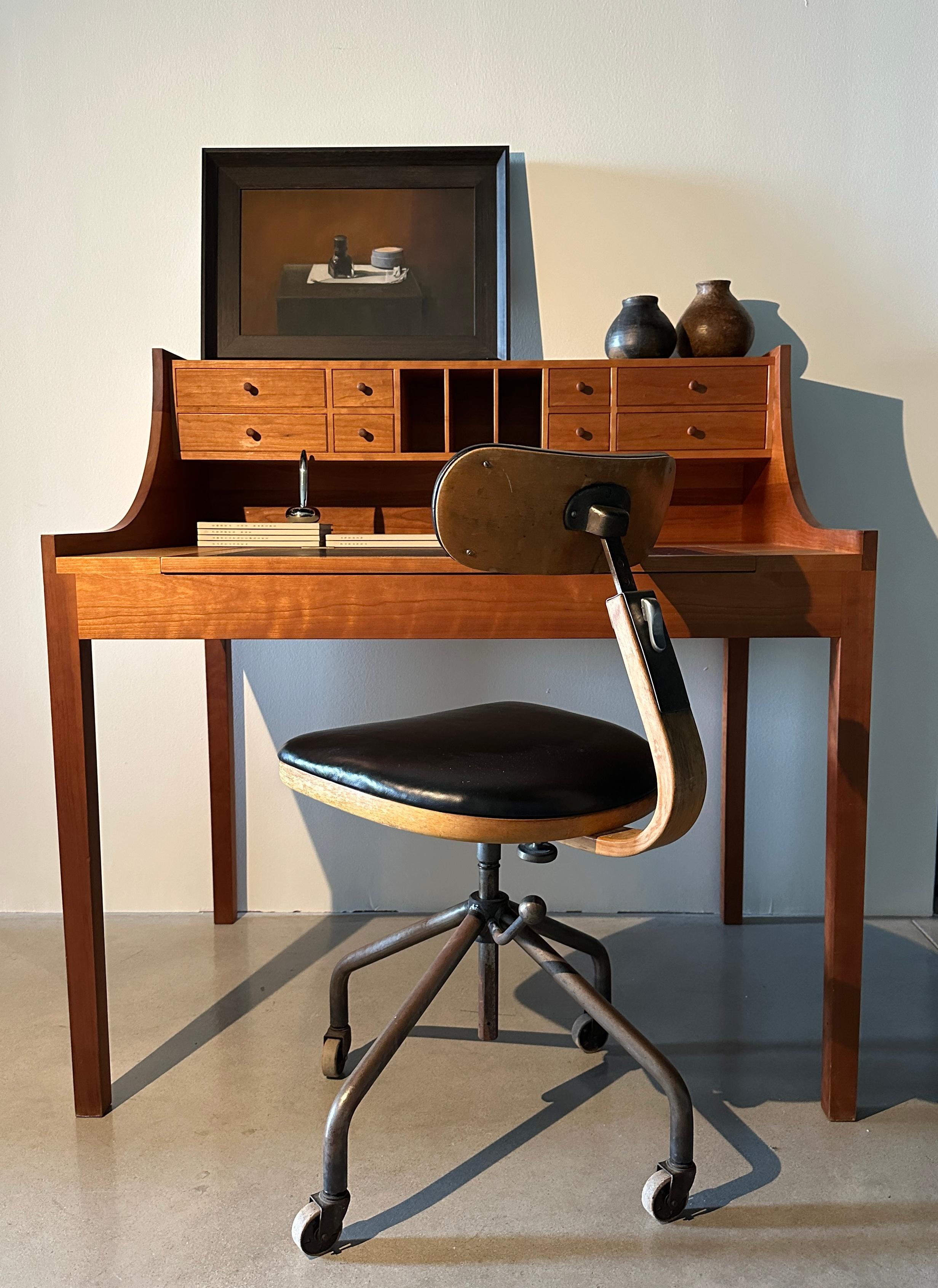 Scrivania Per Hermansen di metà secolo in legno di ciliegio e sedia girevole Fritz Hansen del 1940 in vendita 5