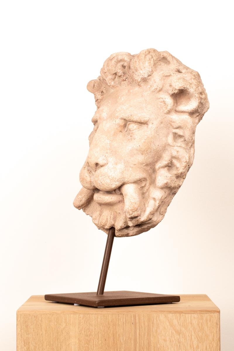 Metallo Elemento da parete a testa di leone in pietra intagliata del XVIII-XIX secolo in Spagna in vendita