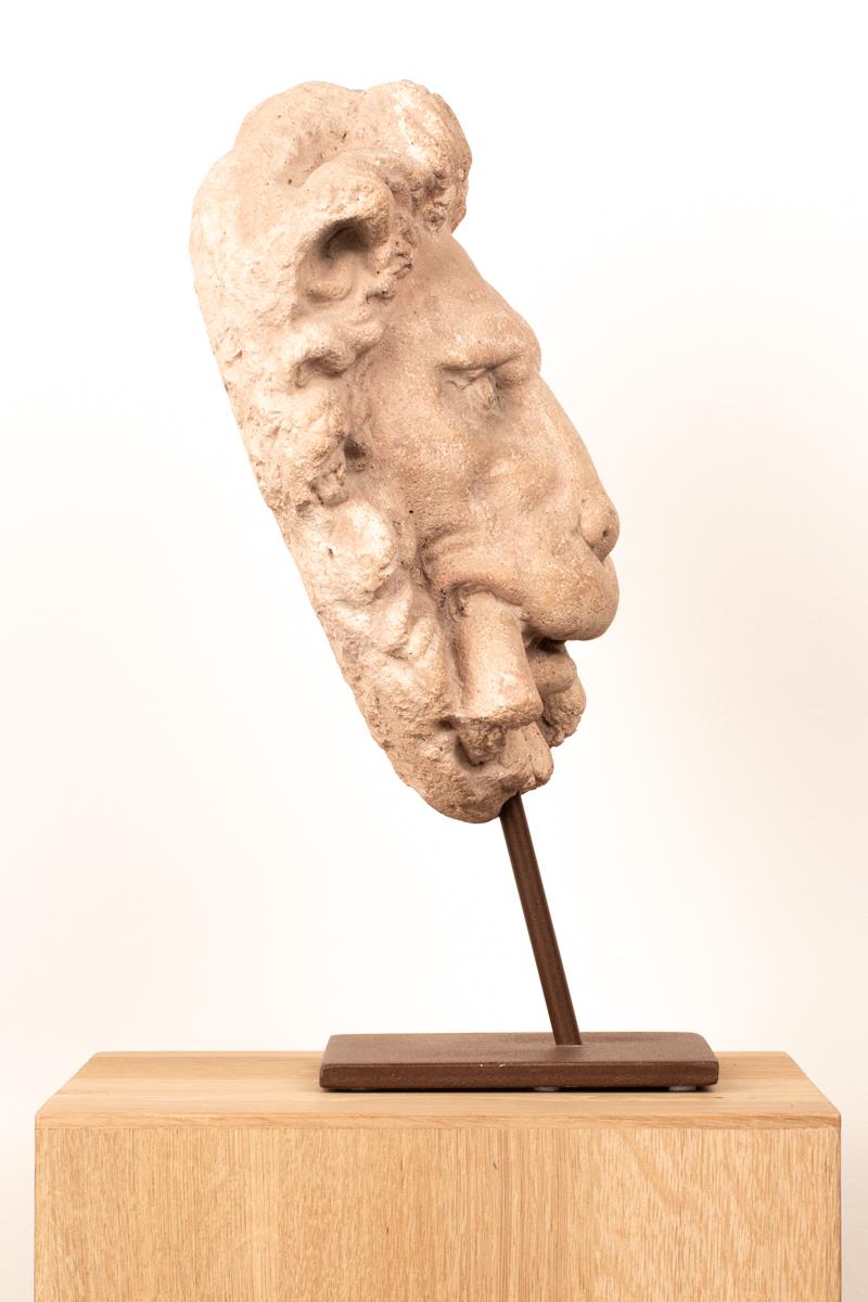 Spagnolo Elemento da parete a testa di leone in pietra intagliata del XVIII-XIX secolo in Spagna in vendita