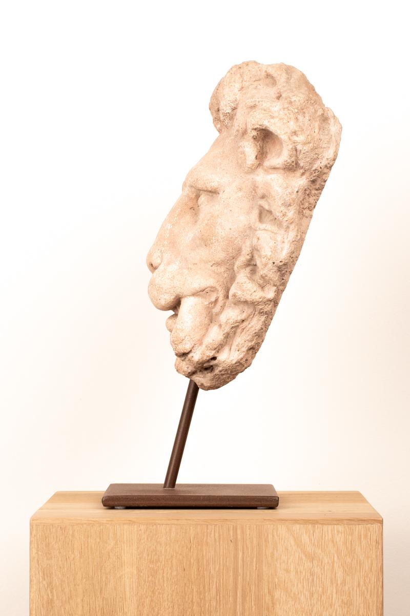Elemento da parete a testa di leone in pietra intagliata del XVIII-XIX secolo in Spagna In condizioni buone in vendita a Bonita Springs, FL