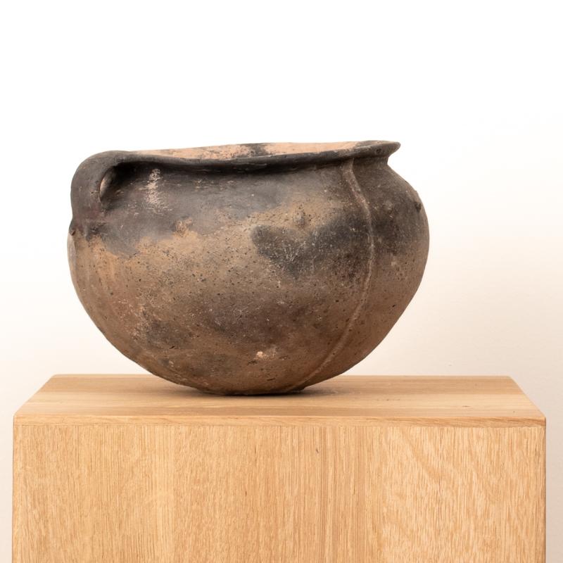 Chinese Blackware Jar – Warring States Period China, 475–221 B.C.
A finely hand-built blackware jar from the Warring States period, notable for its elegant simplicity and timeworn presence. Bulbous in profile with a rounded underside, the vessel is