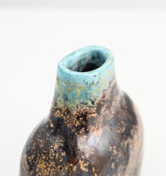 Jarrón de cerámica esmaltada en tonos bronce y turquesa con facetas, obra de Marcello Fantoni (1915-2011)