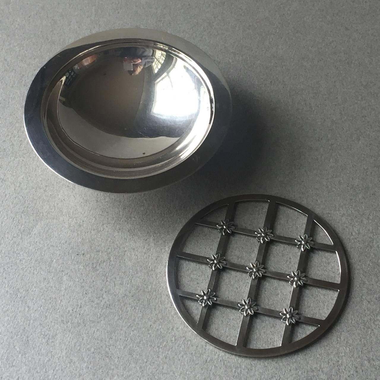 Georg Jensen sterling silver ashtray No. 816C by Sigvard Bernadotte.

A rare find. Here is an elegant ashtray with removable grid, circa 1925-1932. Excellent condition with lovely patina.

Measures: 4