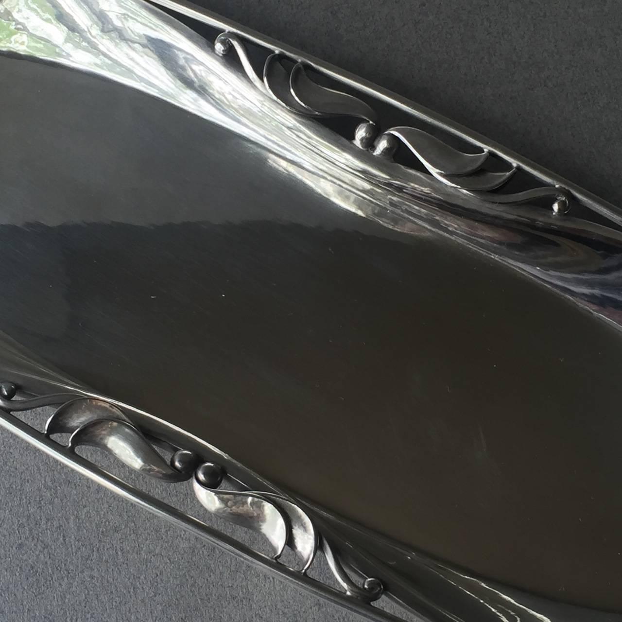 Georg Jensen sterling silver desk tray no. 172 by Harald Nielsen.

Elegant desk tray with refined design. Rare and in superb condition.

Measures: 4