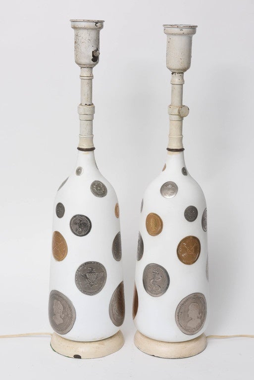 Doré Paire de lampes à monnaie peintes à la main des années 1960 en vente