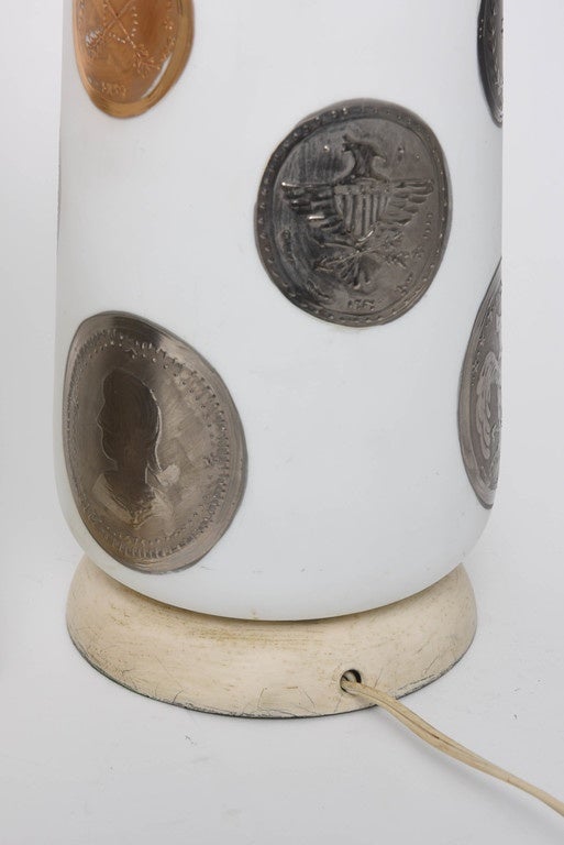 Paar handbemalte Münzlampen aus den 1960er Jahren (Glas) im Angebot
