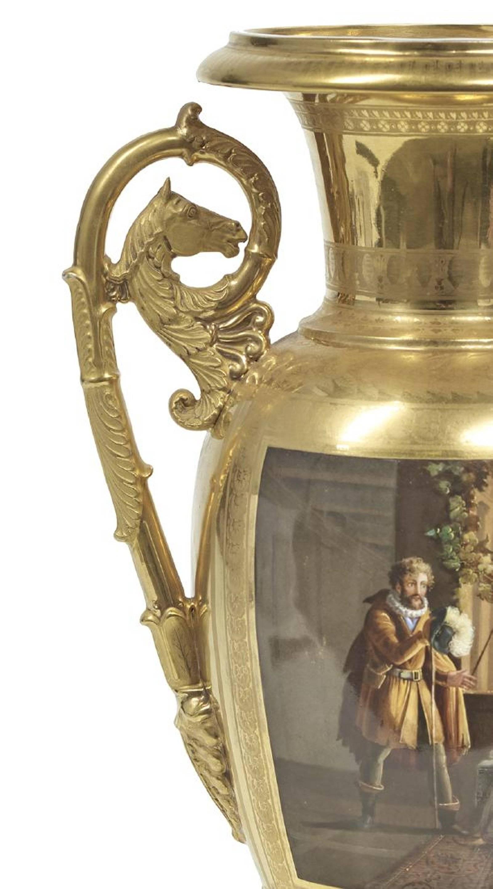 Empire Vase en porcelaine de Paris doré et peint, France vers 1815 en vente