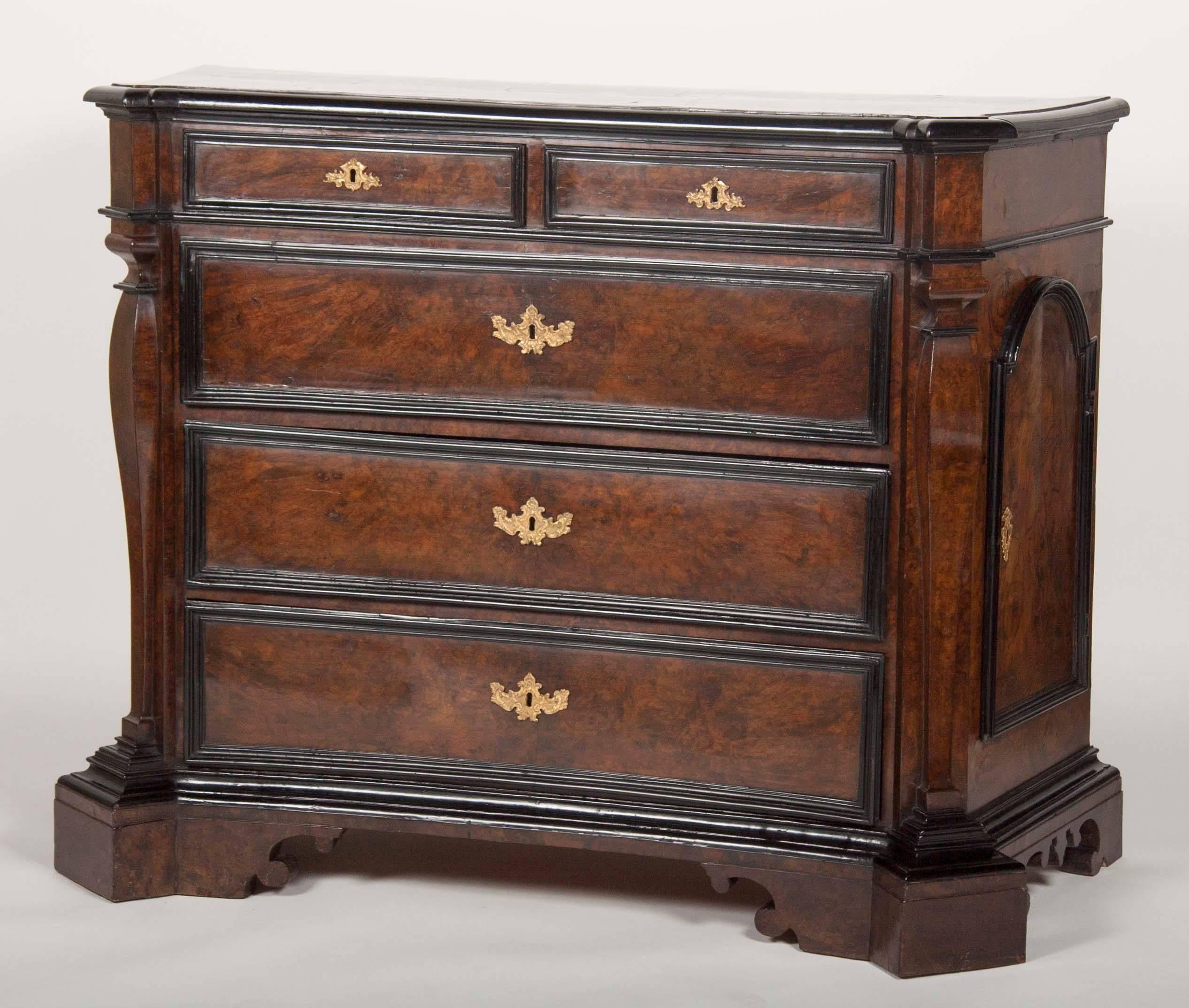 Impressive pair of Italian Roman Baroque burl walnut commodes or chest of drawers, 17th century.
 
Each chest of drawers in burl walnut with a concave top sitting above five concaves drawers, a cupboard door on each side and with a front shaped