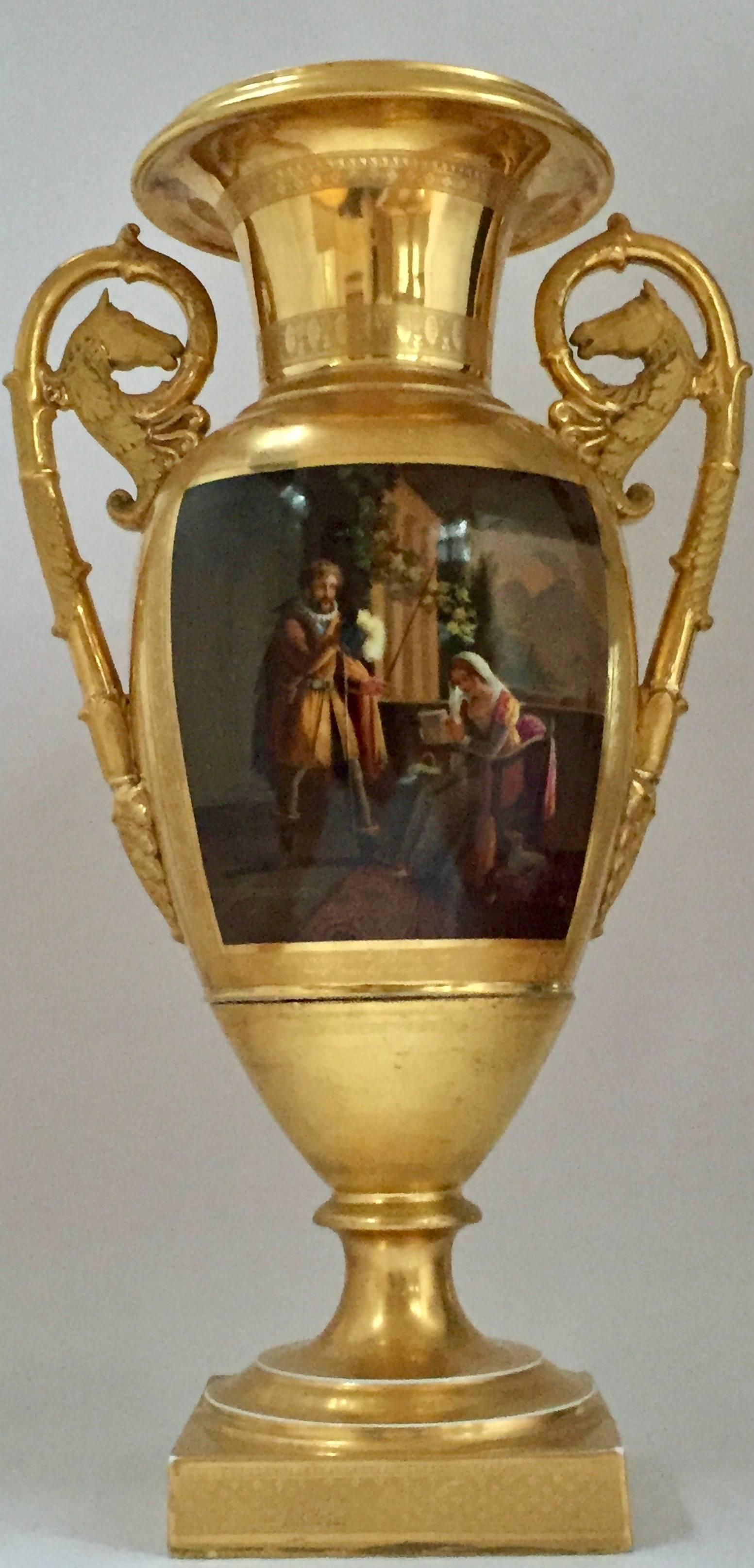 Vergoldete und bemalte Pariser Porzellanvase, Frankreich um 1815 (Französisch) im Angebot