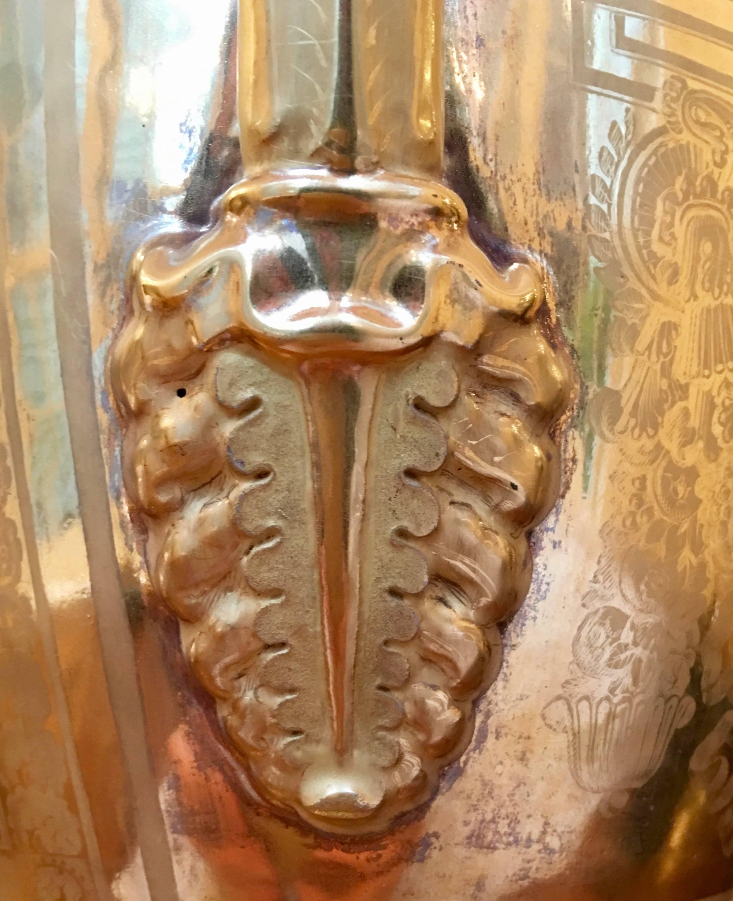 Vase en porcelaine de Paris doré et peint, France vers 1815 en vente 3
