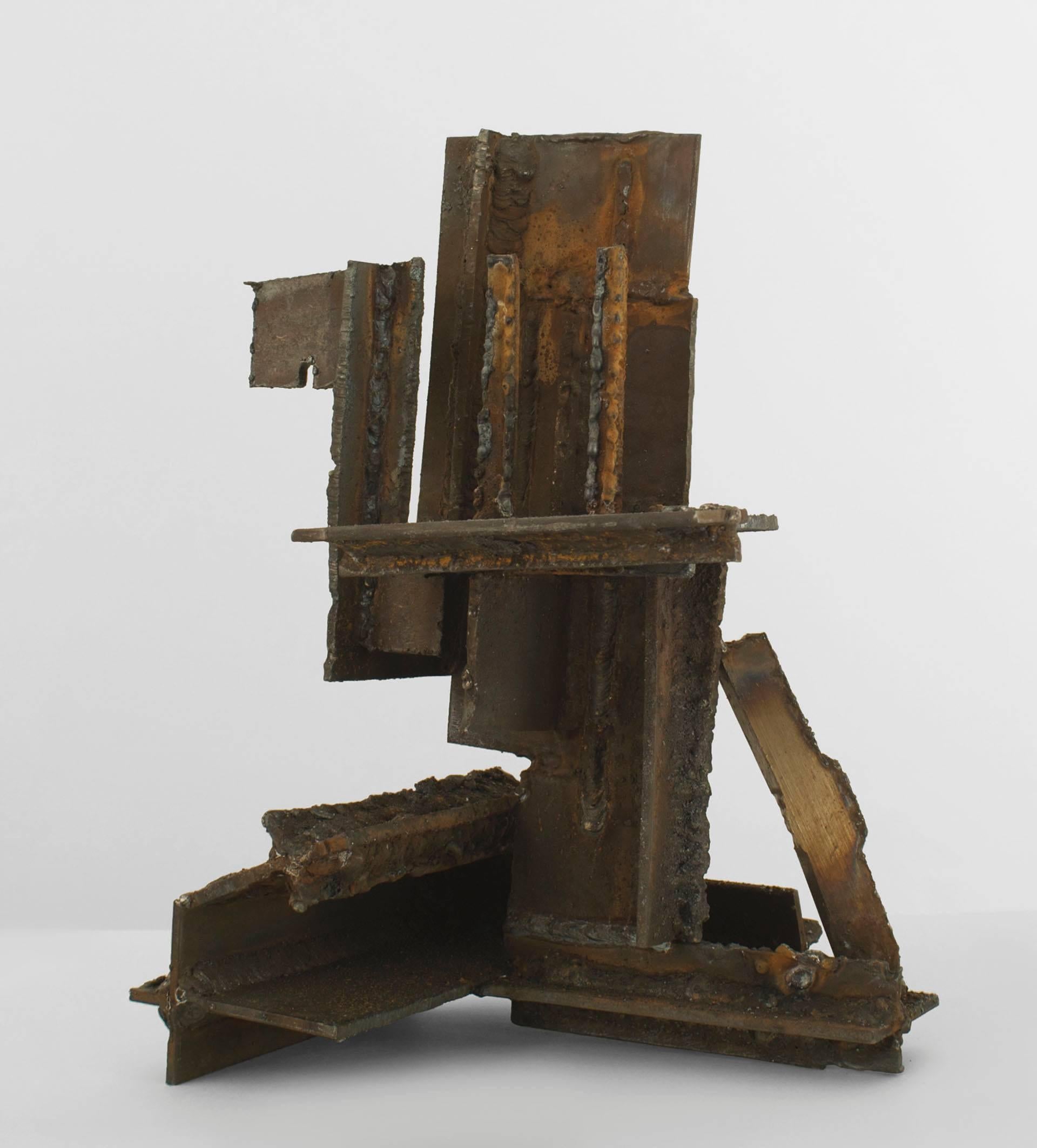Sculpture brutaliste américaine du milieu du siècle en acier soudé torturé et brûlé.
