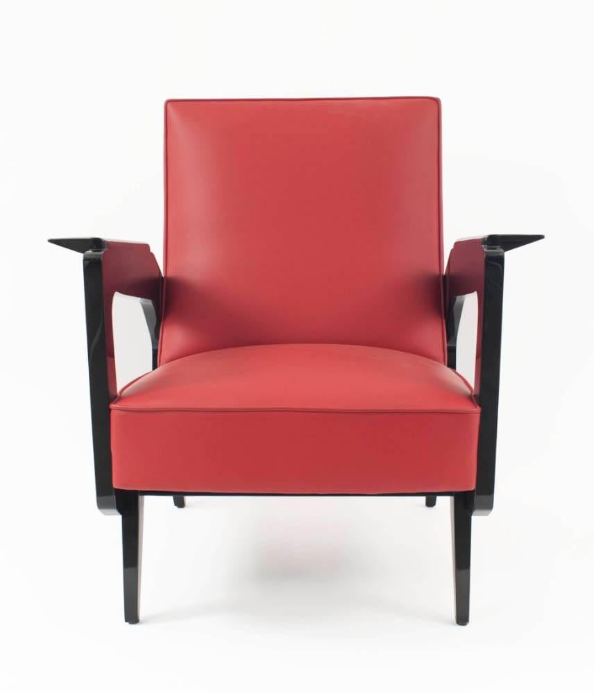 Paar französischer offener Sessel aus der Mitte des Jahrhunderts (1950er Jahre), schwarz lackiert, mit rot gepolstertem Sitz und quadratischer Rückenlehne (Metallschild: SCHMIT, PARIS).