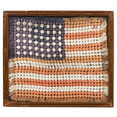 broderie d'art populaire de drapeau américain encadré du XXe siècle