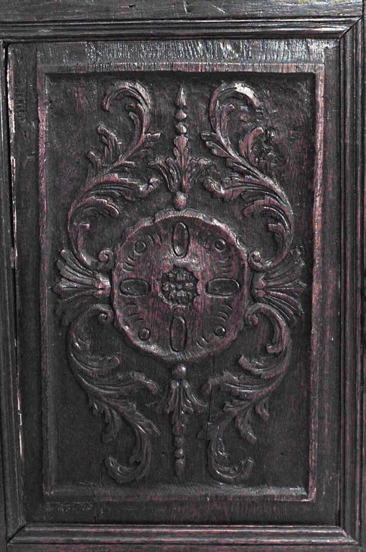Credenza provinciale francese (XIX secolo) in noce intagliato con 2 cassetti e 2 ante.
