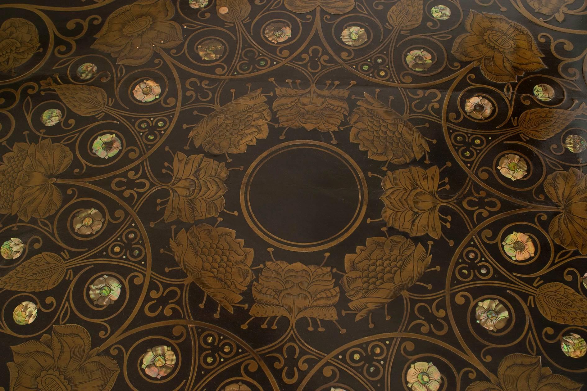 Français Table centrale en marqueterie d'ébène de style victorien français en vente