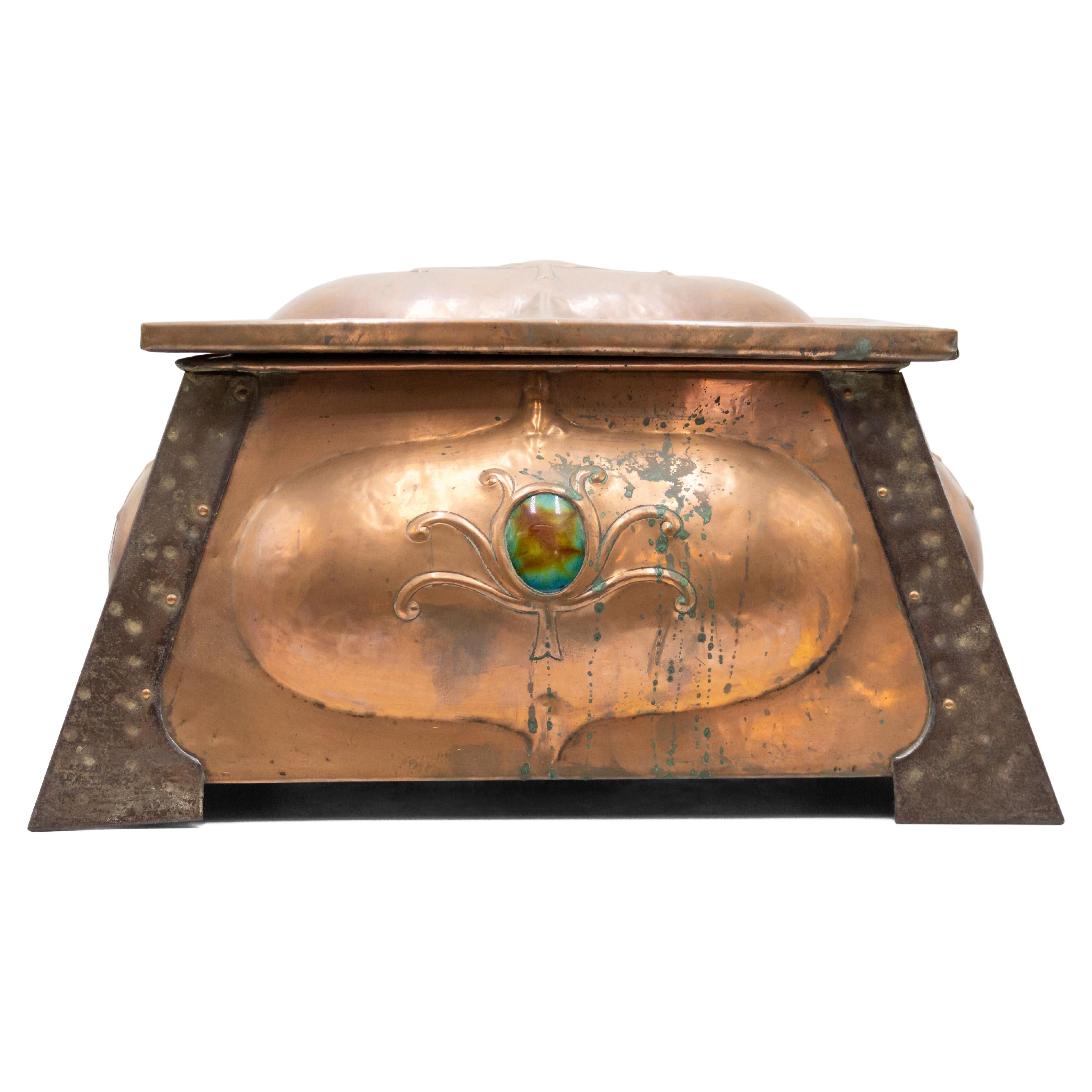 Boîte à coffret de table en cuivre du mouvement Arts & Crafts du 19ème siècle