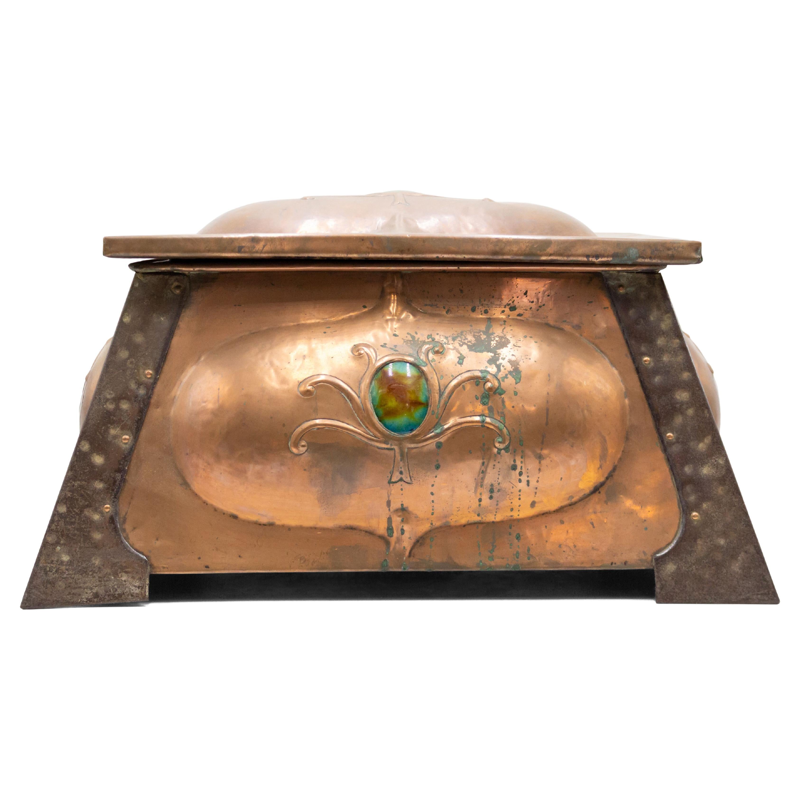 Cofre de mesa de cobre del movimiento Arts & Crafts del siglo XIX